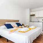 302 Modern, Light, Comfortable With Swimming Pool Appartement *